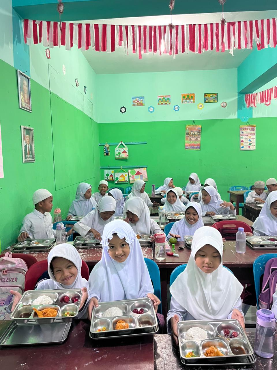 Keceriaan Siswa MIN 2 Tebing Tinggi Warnai Santapan Perdana Program MBG