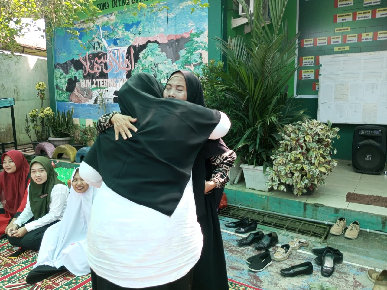 PENYERAHAN BINGKISAN DAN PELEPASAN PURNA BAKTI IBU MARYANI,S.Pd.I