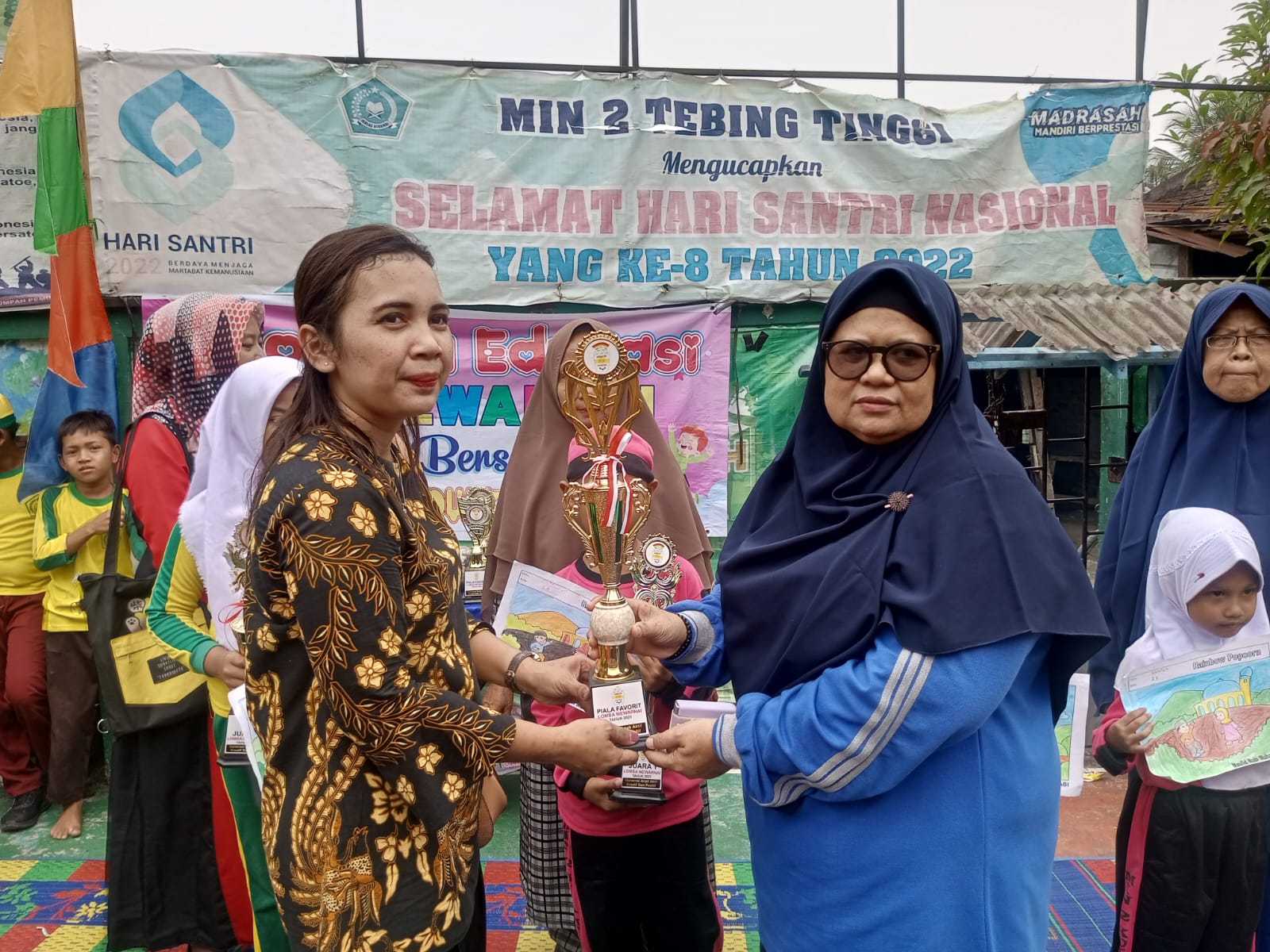 Penyerahan Hadiah Perlombaan